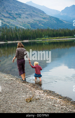 La madre e il bambino a piedi nella ancora lago rurale Foto Stock