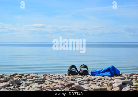 Scarpe e asciugamano presso la costa del Mar Baltico sull'isola Oland in Svezia Foto Stock