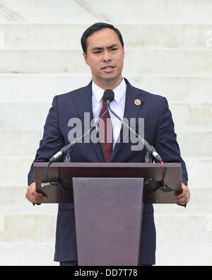 Rappresentante degli Stati Uniti Joaquin Castro (Democratico del Texas) rende il commento al Lasciate risuonare la libertà cerimonia sui gradini del Lincoln Memorial per commemorare il cinquantesimo anniversario della marcia su Washington per i posti di lavoro e di libertà Credito: Ron Sachs / CNP Foto Stock