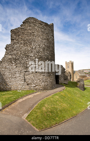 Regno Unito, Galles Ceredigion, Aberystwyth, le rovine del castello e di San Michele La Chiesa Parrocchiale Foto Stock