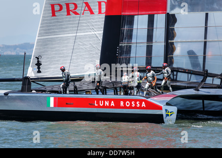 Primo piano del Team Luna Rossa in una barca a vela AC 72 nella gara Louis Vuitton Cup sulla Baia di San Francisco, 21 agosto 2013 Foto Stock