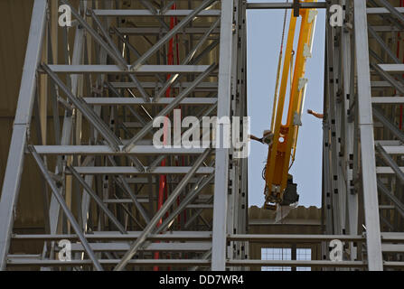 La parte di un dispositivo per prelevare le cose dai ripiani risiede nella parte anteriore di un pallet ad elevata cremagliera sul sito della costruzione del libro grossista Koch, Neff & Volckmar GmbH (KNV/Stoccarda) a Erfurt, Germania, 28 agosto 2013. Dal magazzino, un quarto dei libri per la lingua tedesca del mercato del libro sono pianificate per essere consegnati a partire dal 2015. Foto: Jens-ULRICH KOCH Foto Stock