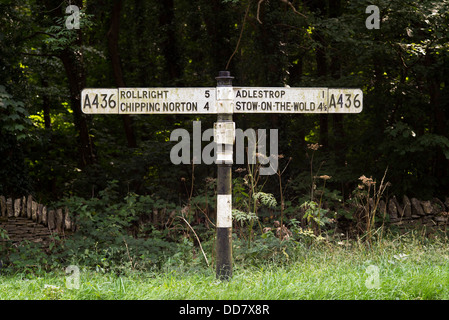 Cotswold segno post, Oxfordshire / Gloucestershire frontiera, Inghilterra Foto Stock