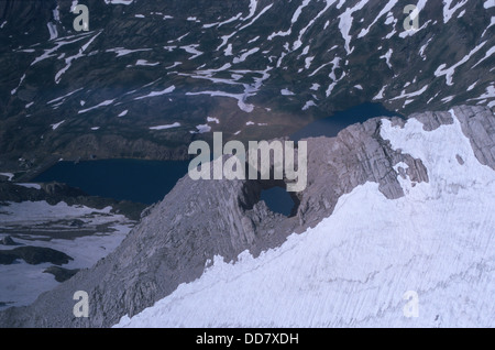 Vista aerea del foro in montagna Ojo de El Fraile con vista su Embalse de Ip lago, pena Collarada montagne, Aragona, Spagna Foto Stock