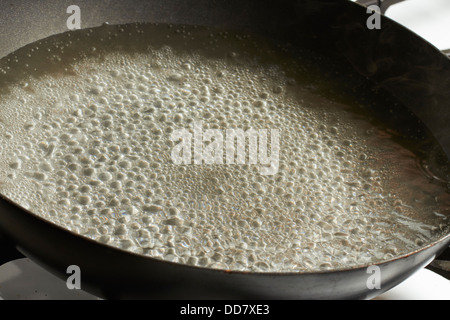 Acqua in ebollizione in un wok Foto Stock