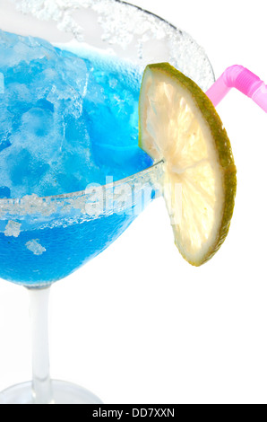 Congelati ghiaccio tritato cocktail blu con fetta di limone Foto Stock