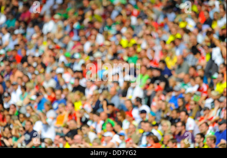 Folla indistinta in stadio di calcio Foto Stock