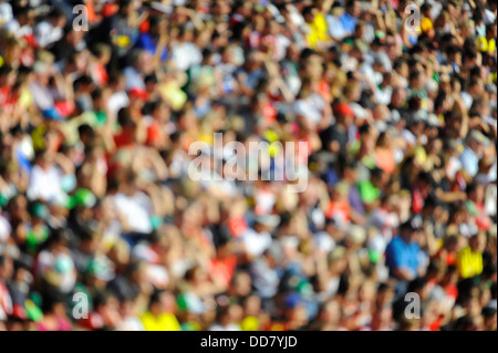 Folla indistinta in stadio di calcio Foto Stock