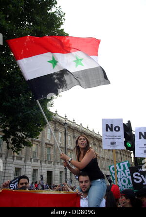 Downing Street, Londra. 28 ago 2013. I sostenitori della coalizione Stop the War hanno tenuto oggi una dimostrazione contro qualsiasi intervento militare in Siria dalle 17. I manifestanti hanno ascoltato i discorsi di Jermey Corbyn e Dianne Abbot, Jane Sterk del Partito Verde, tra gli altri. I manifestanti hanno rotto i ranghi e bloccato Whitehall in entrambe le direzioni. Foto di Tony Henshaw/Alamy Live News Foto Stock