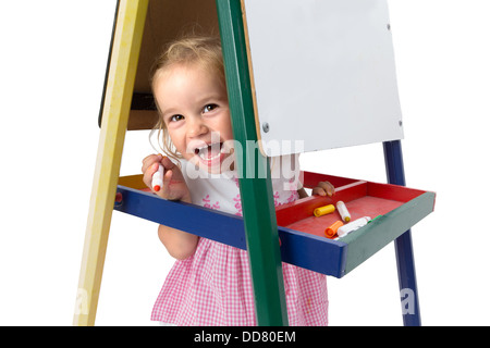 Ragazza sorridente tra gambe whiteboard allegramente e giocosamente spazio copia sulla lavagna Foto Stock