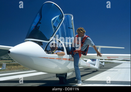 I piloti imbarco in piano di aliante ASH-25 sulla pista di Santa Cilia De Jaca aerodrome, Aragona, Spagna Foto Stock