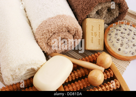 Asciugamani e spa impostato su sfondo mat. Foto Stock
