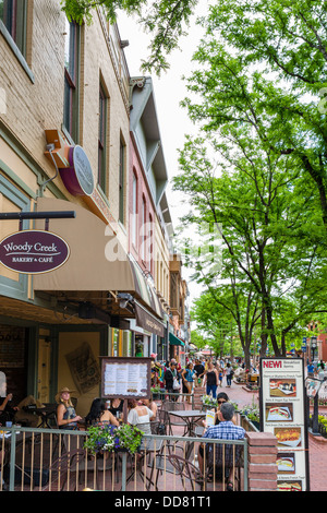 Sidewalk cafe e negozi di Pearl Street Mall nel centro di Boulder, Colorado, STATI UNITI D'AMERICA Foto Stock