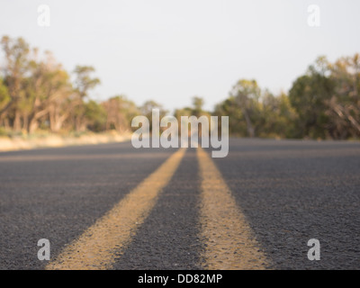 Doppia linea gialla nel mezzo della strada Foto Stock
