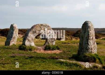 Mên-un-Tol pietre in piedi in Cornovaglia, UK. Foto Stock