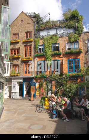 Neal's Yard Covent Garden di Londra cibo selvatico cafe in background Foto Stock