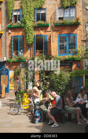 Neal's Yard Covent Garden di Londra cibo selvatico cafe in background Foto Stock