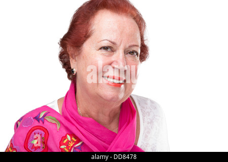 Capelli rossi Senior Donna che guarda soddisfatta con la sua rosa sciarpa ornamentali Foto Stock