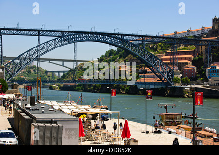 Fiume Douro,Ponte de D. Luis I,tre ponte di strappo,tram, ferrovia e auto,Imbarcazioni da fiume,bar,Case porta,Porto,Porto,Portogallo Foto Stock