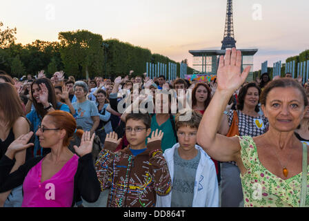 Parigi, Francia, gente numerosa, fronte, famiglia danzante francia vicino alla Torre Eiffel, "Flash Mob", per celebrare l'anniversario di Mar-Tin Luther King Spe-ech, "SOS Racisme", (Institute International du Theatre), famiglia multigenerazionale Foto Stock