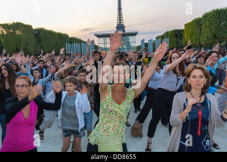 Parigi, Francia, gente numerosa, fronte, famiglia da ballo francia, via vicino alla Torre Eiffel, Flash Mob, per celebrare l'anniversario di ma-rtin Luther King Spe-ech, "SOS Racisme" (Istituto Internazionale del Teatro), Foto Stock