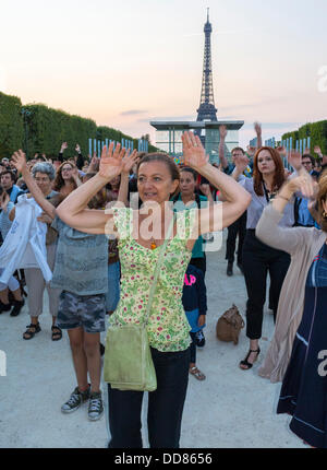 Parigi, Francia, gente che balla vicino alla Torre Eiffel, Flash Mob, per celebrare Martin Luther King Spe-ech anniversario, (SOS racisme), le attività di anziani Foto Stock