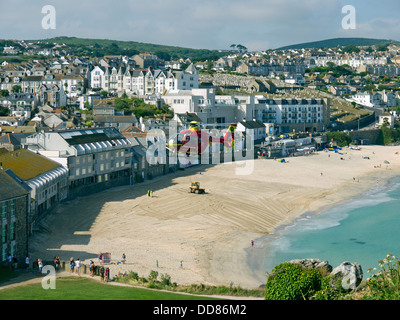 Cornovaglia Air Ambulance over Porthmeor Beach, St. Ives, Cornwall, Inghilterra Foto Stock