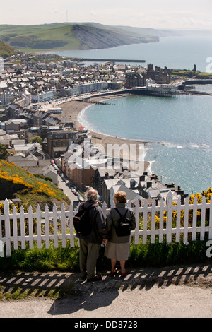 Regno Unito, Galles Ceredigion, Aberystwyth, giovane guardando verso il basso sulla città dal Constitution Hill Foto Stock