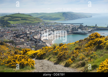 Regno Unito, Galles Ceredigion, Aberystwyth, vista in elevazione del lungomare dal Constitution Hill Foto Stock