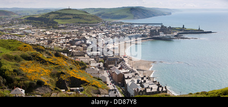 Regno Unito, Galles Ceredigion, Aberystwyth, elevati vista panoramica della città dalla collina di costituzione Foto Stock