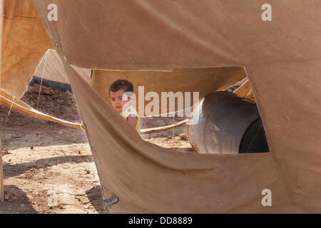 Domiz campo profughi, Duhok provincia nord dell Iraq. 28 Agosto, 2013. Tra i rifugiati di Domiz Camp, vi sono due categorie: chi vive in una piccola casa fatta da molti materiali differenti e che vive in una tenda. La vita in una tenda per un lungo periodo è molto stressante. Qualcuno prefere - in questa incredibile stagione hotty - dormire aria aperta. Credito: Francesco Gustincich/Alamy Live News Foto Stock