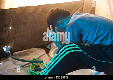 Domiz campo profughi, Duhok provincia nord dell Iraq. 28 Agosto, 2013. Tra i rifugiati di Domiz Camp, vi sono due categorie: chi vive in una piccola casa fatta da molti materiali differenti e che vive in una tenda. La vita in una tenda per un lungo periodo è molto stressante. Qualcuno prefere - in questa incredibile stagione hotty - dormire aria aperta. Credito: Francesco Gustincich/Alamy Live News Foto Stock