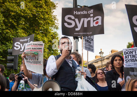 Londra, Regno Unito. 28 Agosto, 2013. Un anti-guerra attivista conduce il canto di slogan durante una manifestazione di protesta contro il possibile intervento da parte del Regno Unito nel corso del conflitto siriano seguenti armi chimiche attacchi, imputato sul regime di Assad, sui civili. Credito: Paolo Davey/Alamy Live News Foto Stock