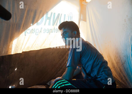 Domiz campo profughi, Duhok provincia nord dell Iraq. 28 Agosto, 2013. Tra i rifugiati di Domiz Camp, vi sono due categorie: chi vive in una piccola casa fatta da molti materiali differenti e che vive in una tenda. La vita in una tenda per un lungo periodo è molto stressante. Qualcuno prefere - in questa incredibile stagione hotty - dormire aria aperta. Credito: Francesco Gustincich/Alamy Live News Foto Stock