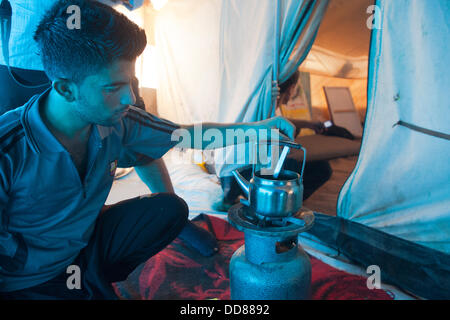 Domiz campo profughi, Duhok provincia nord dell Iraq. 28 Agosto, 2013. Tra i rifugiati di Domiz Camp, vi sono due categorie: chi vive in una piccola casa fatta da molti materiali differenti e che vive in una tenda. La vita in una tenda per un lungo periodo è molto stressante. Qualcuno prefere - in questa incredibile stagione hotty - dormire aria aperta. Credito: Francesco Gustincich/Alamy Live News Foto Stock