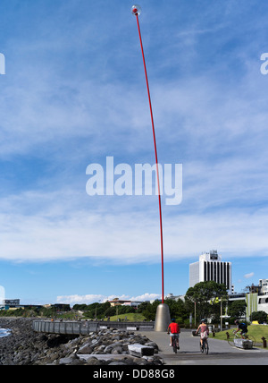 dh New Plymouth TARANAKI NUOVA ZELANDA Wind wand 48 metri scultura cinetica passeggiata coppia ciclista nord isola bicicletta nz strada costiero ciclismo Foto Stock