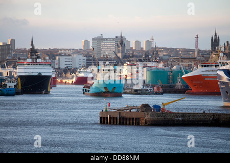 Aberdeen, Scozia - Il 4 febbraio 2013: Olio navi di sostegno e alimentazione le barche nel porto a uno del Regno Unito è più trafficati porti. Foto Stock