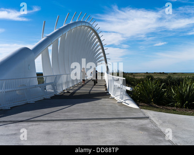 dh te Rewa Rewa Bridge TARANAKI nuova coppia ZELANDA Waiwhakaiho River New Plymouth footbridge pedalata sentiero costiero passerella a piedi Foto Stock