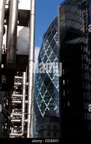 Le tubazioni sull'esterno dell'edificio della Lloyd a 1 Lime Street con il Gherkin in background, Londra, Inghilterra, Regno Unito. Foto Stock