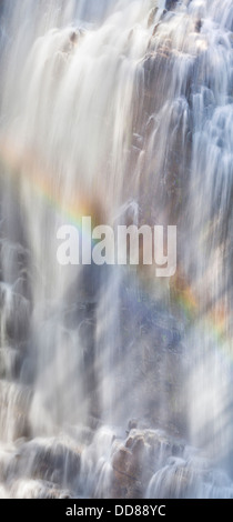 Stati Uniti d'America, Washington, Parco Nazionale delle Cascate del Nord. Rainbow in cascata alla fine dell'Agnese Gorge Trail. Foto Stock