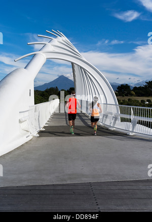 dh New Plymouth TARANAKI New ZEALAND Couple Jogglers Running te Rewa Bridge Mount Egmont Mt Taranaki People passerella costiera Foto Stock