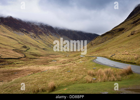 Regno Unito, Cumbria, Lake District, strada da Honister Pass per Buttermere Foto Stock