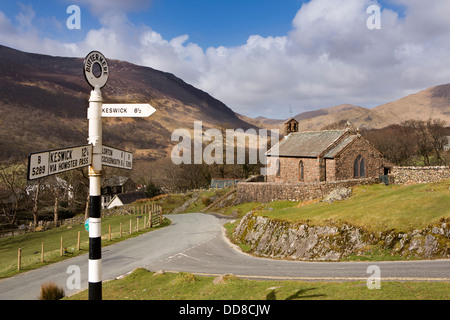 Regno Unito, Cumbria, Lake District, villaggio Buttermere cartello stradale e chiesa Foto Stock