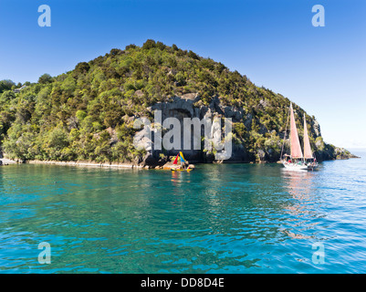 Dh Lake Taupo, Nuova Zelanda barca a vela viaggio turisti vela canoa Maori carving rock Foto Stock