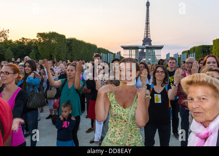 Parigi, Francia, gente numerosa, donne che ballano all'aperto, vicino alla Torre Eiffel, flash Mob, per celebrare l'anniversario di Martin Luther King, scena di folla Foto Stock