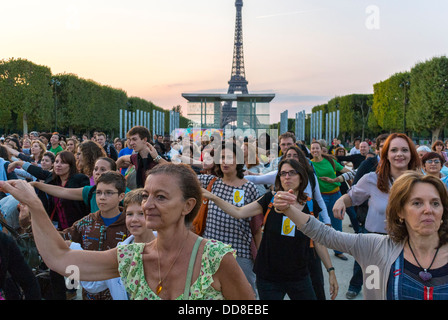 Parigi, Francia, scena di folla numerosa, donne, fronte, gruppo di persone che ballano all'aperto vicino alla Torre Eiffel, Flash Mob, per celebrare l'anniversario di Martin Luther King, 'SOS Racisme », Champs de Mars Park Foto Stock