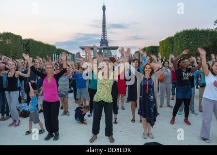 Parigi, Francia, grande folla di persone, donne, danze di strada vicino alla Torre Eiffel, Flash Mob, per celebrare l'anniversario di Martin Luther King, "SOS Racisme", (Institute International du Theatre) Foto Stock
