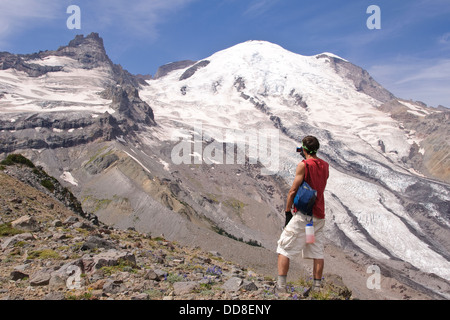 Escursionista fotografare Mount Rainier (ghiacciaio Emmons), da capra Isola Montagna. (MR) Foto Stock