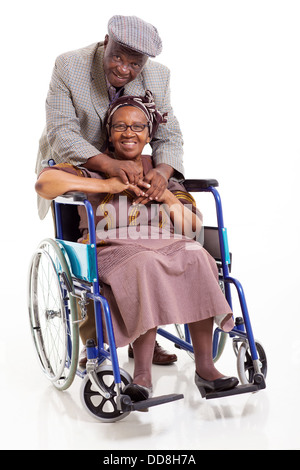 Felice senior disabili donna africana e prendersi cura di lei marito su sfondo bianco Foto Stock