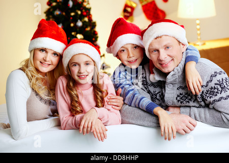 Ritratto di un sorridente incontro di famiglia per la celebrazione della Messa di Natale Foto Stock